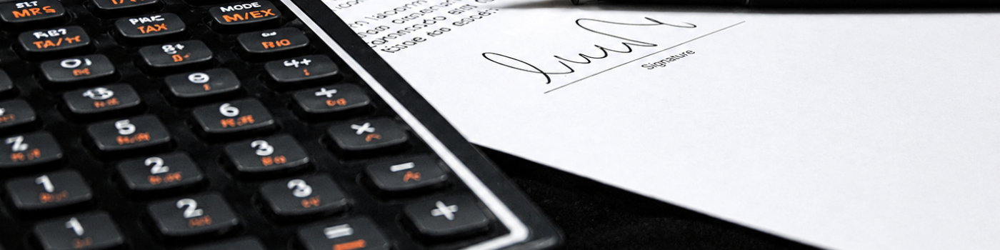 Une calculatrice noire et un stylo plume posés sur des documents administratifs.