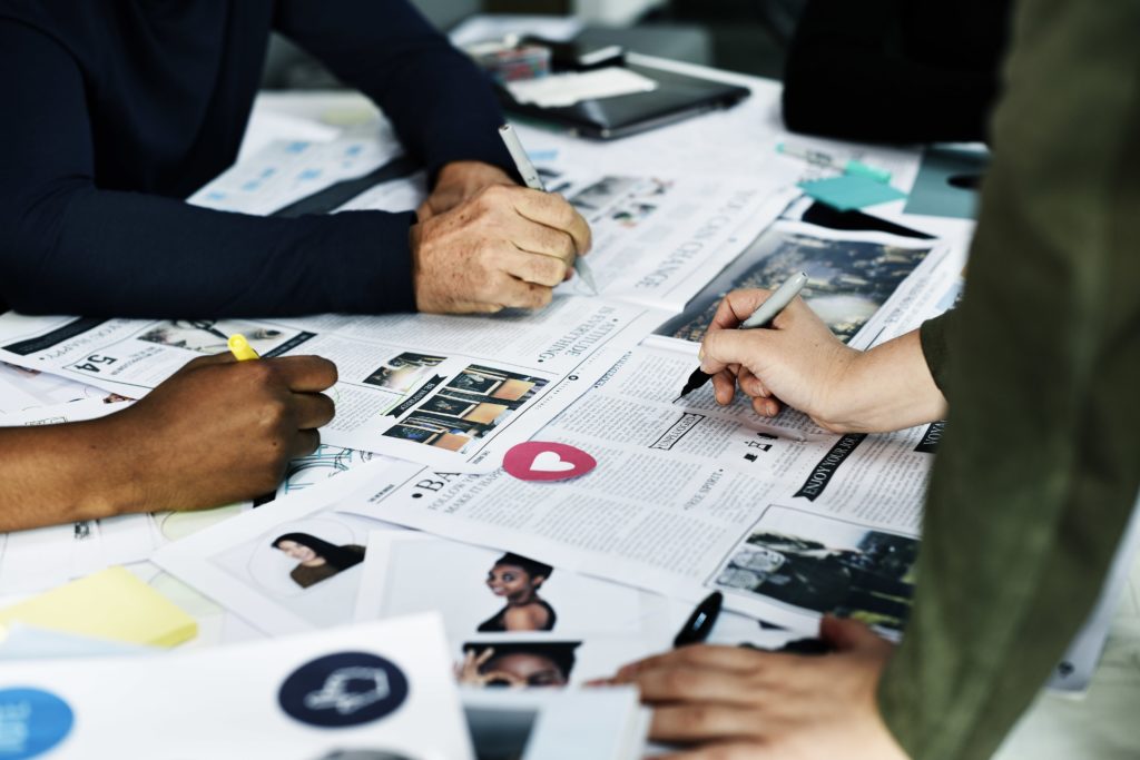 Bureaux avec mains qui travaillent