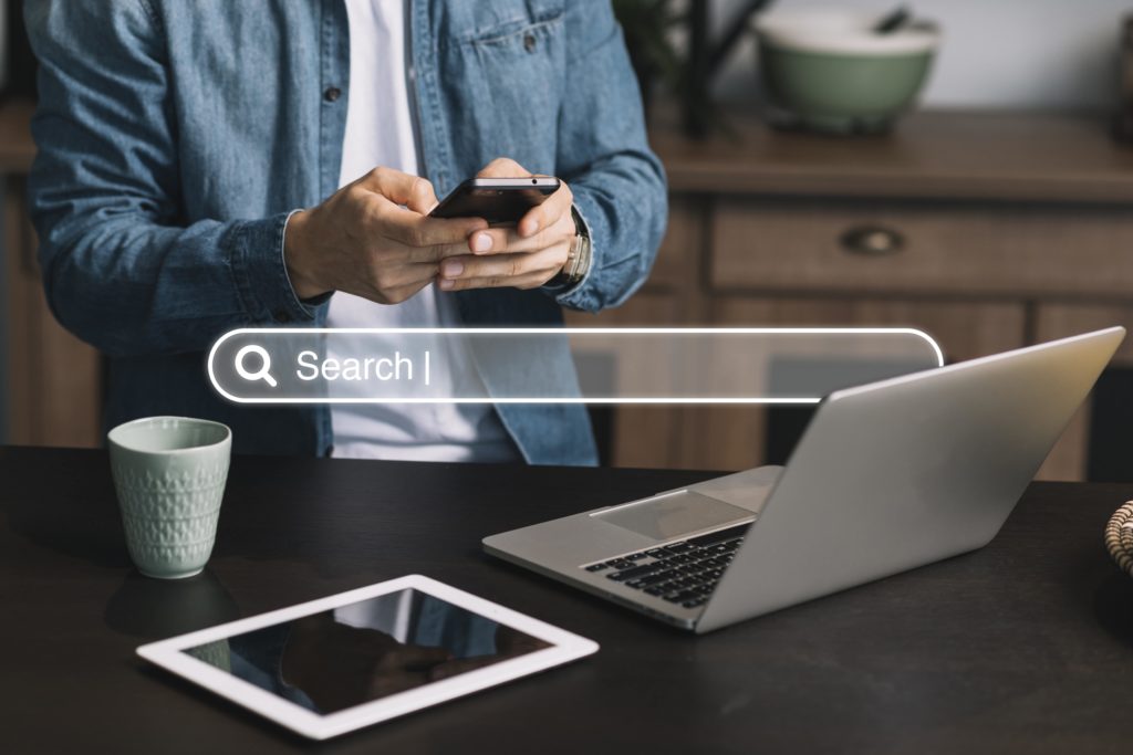 Recherche sur site web à partir d'ordinateur, tablette et téléphone