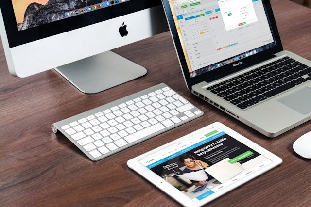 Un ordinateur de bureau, un laptop et une tablette