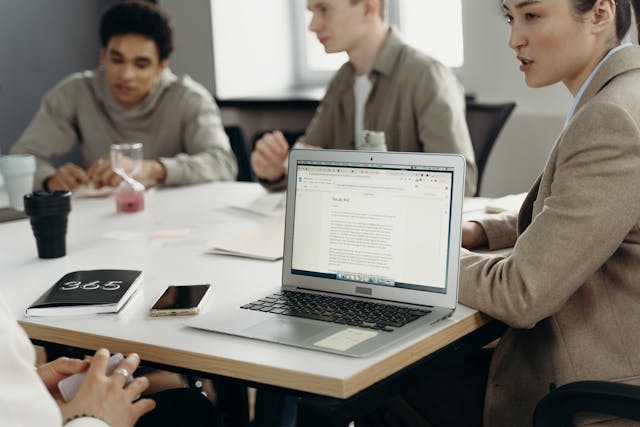 Une équipe en pleine discussion