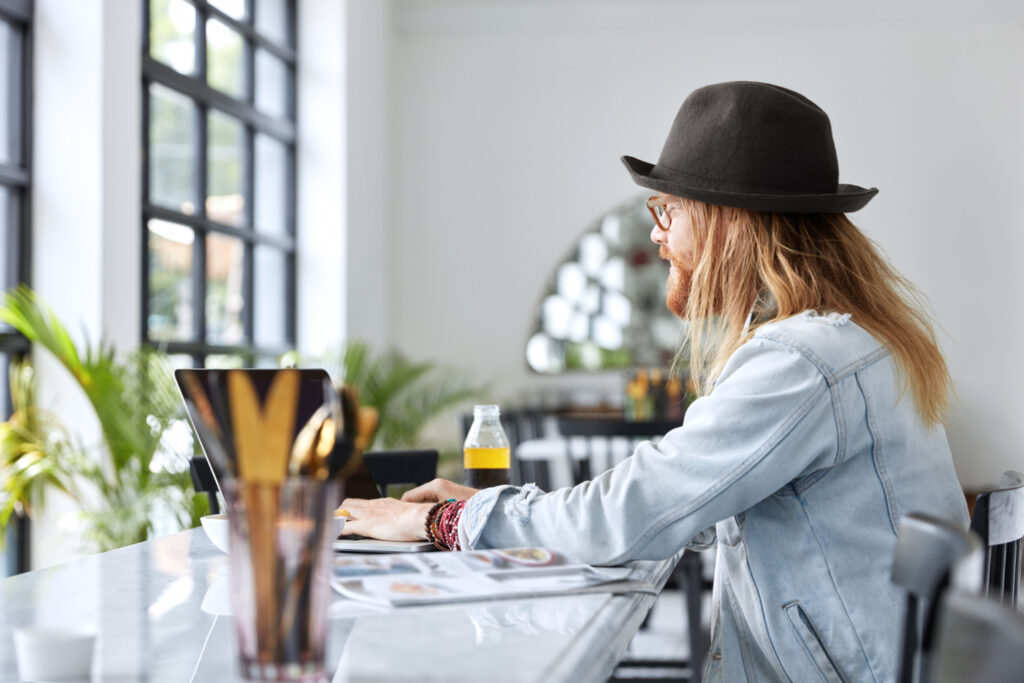 Agence marketing digital vs freelance - comment choisir